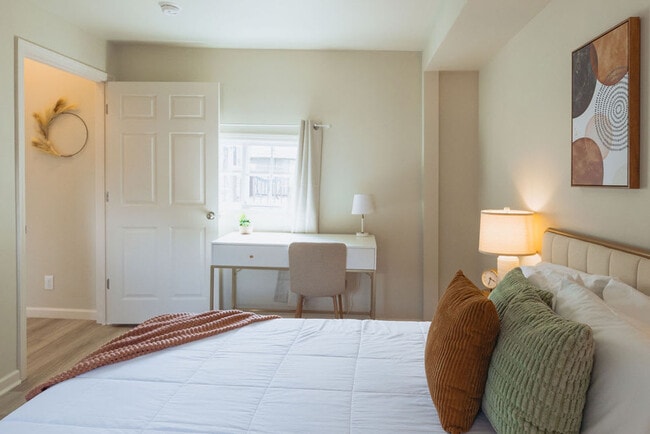 Building Photo - 308 Lamont St