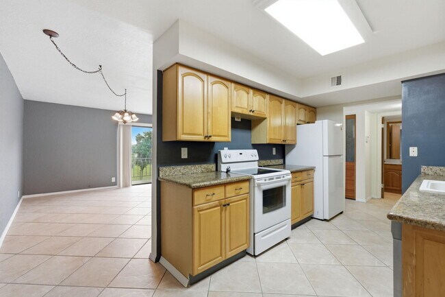 Building Photo - 430 Commodore Dr