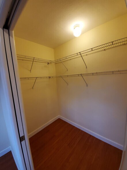 Building Photo - 802 Raymond St