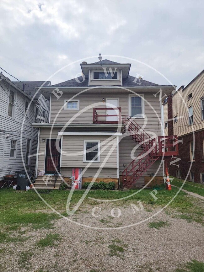 Building Photo - 2nd floor Studio: Cozy 400 Sq Ft Space. El...