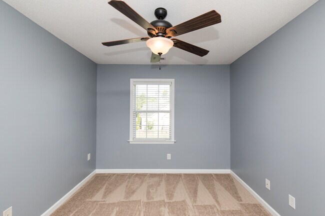 Building Photo - 4 Bedroom 2 Bath