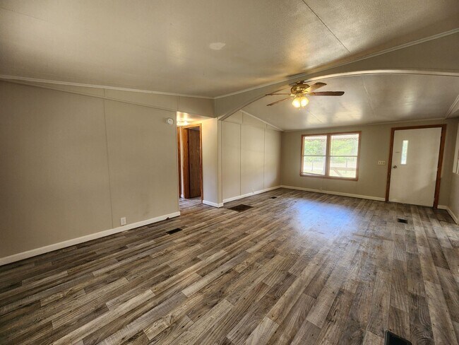 Building Photo - 3 bed, 2 bath on 1/3 Acre of FENCED land.