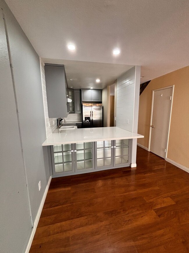 Building Photo - 2BD/2BA TOWNHOUSE FOR RENT IN CLAIREMONT! ...