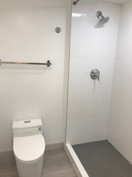 Building Photo - 5815 Rexford Dr