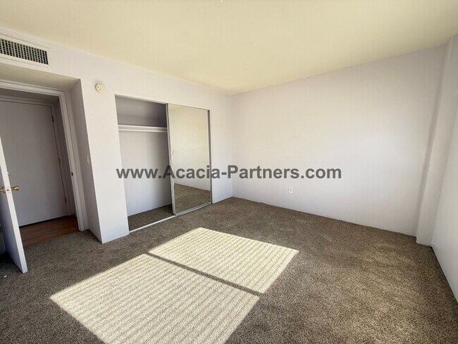 Building Photo - Two Bedroom Townhome