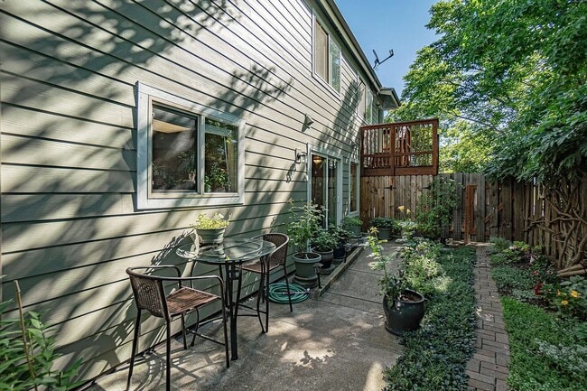 Building Photo - Unfurnished Two bedroom, Two bath Ground Floor Townhouse | Available June