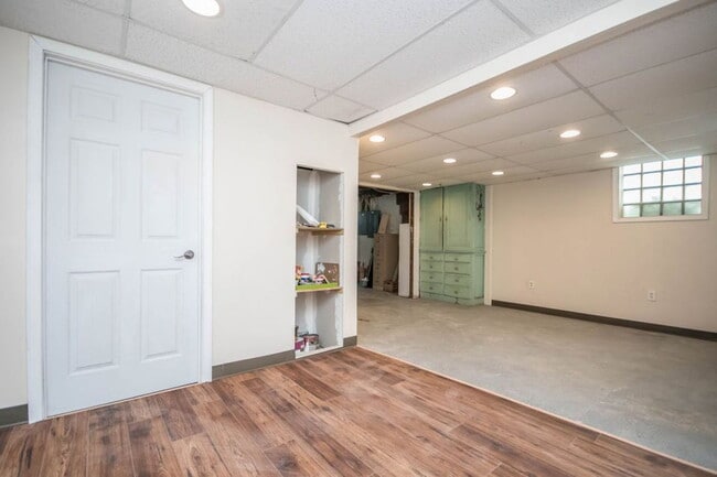 Building Photo - 627 E Potter Ave