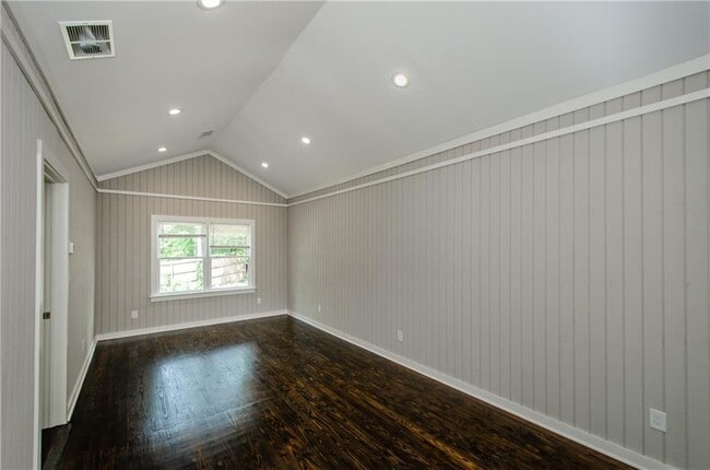 Building Photo - 729 Sunnybrook Dr