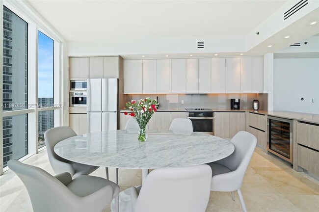 Building Photo - 15901 Collins Ave