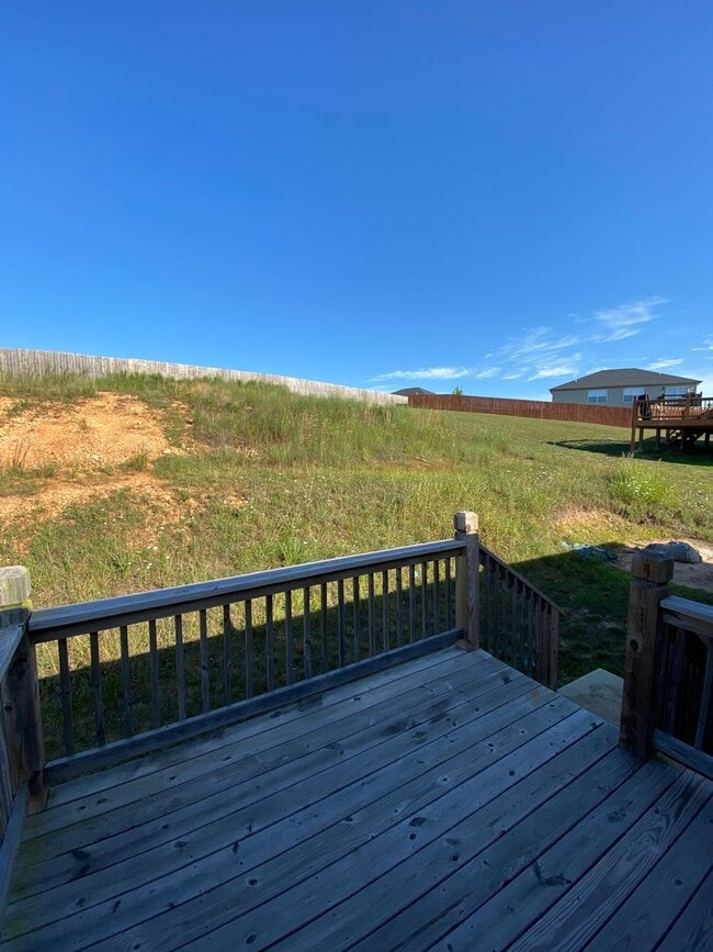 Building Photo - 3 bedroom, 3 bathroom home located in Brus...