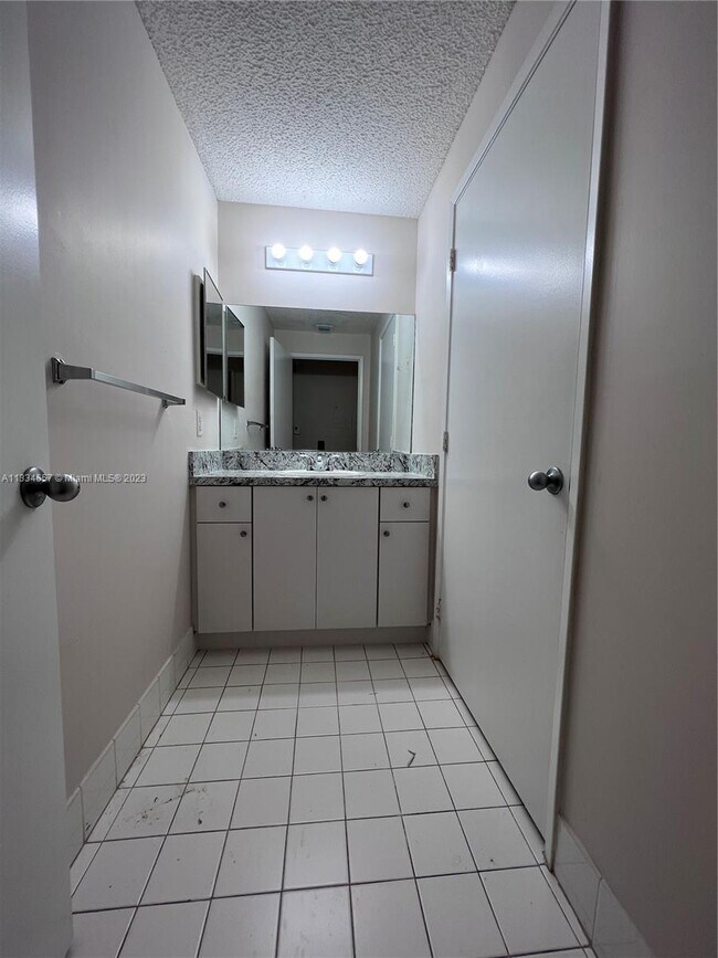 Building Photo - 6952 SW 39th St