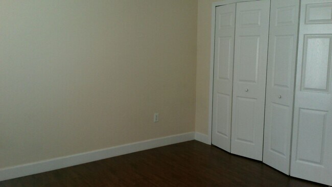 Building Photo - 5475 Vineland Rd