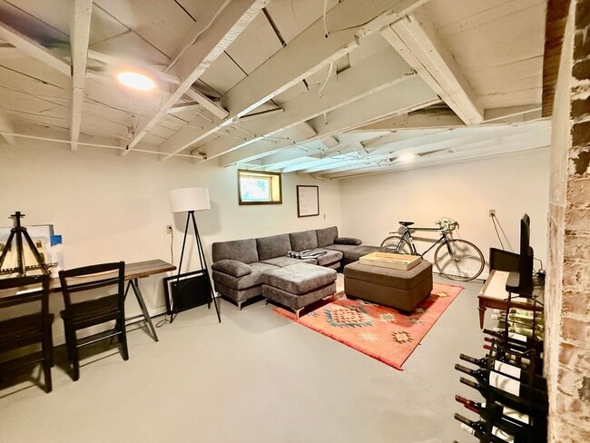 Building Photo - Distinguished 4 bed, 2 bath Bungalow in the Old North End