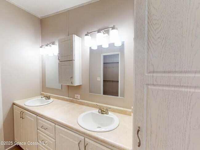 Building Photo - 709 Lark Dr