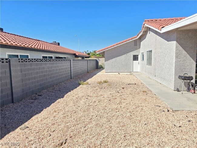 Building Photo - 1405 Termas