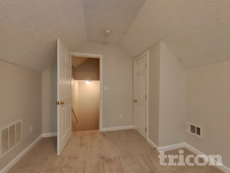 Building Photo - 5746 Lakeside Dr