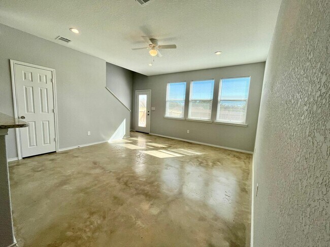 Building Photo - 6906 Crestway Dr