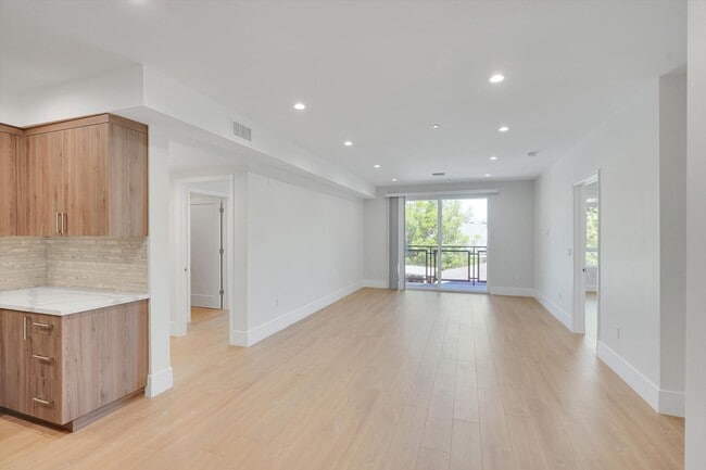 Building Photo - Riverside 4 Lease
