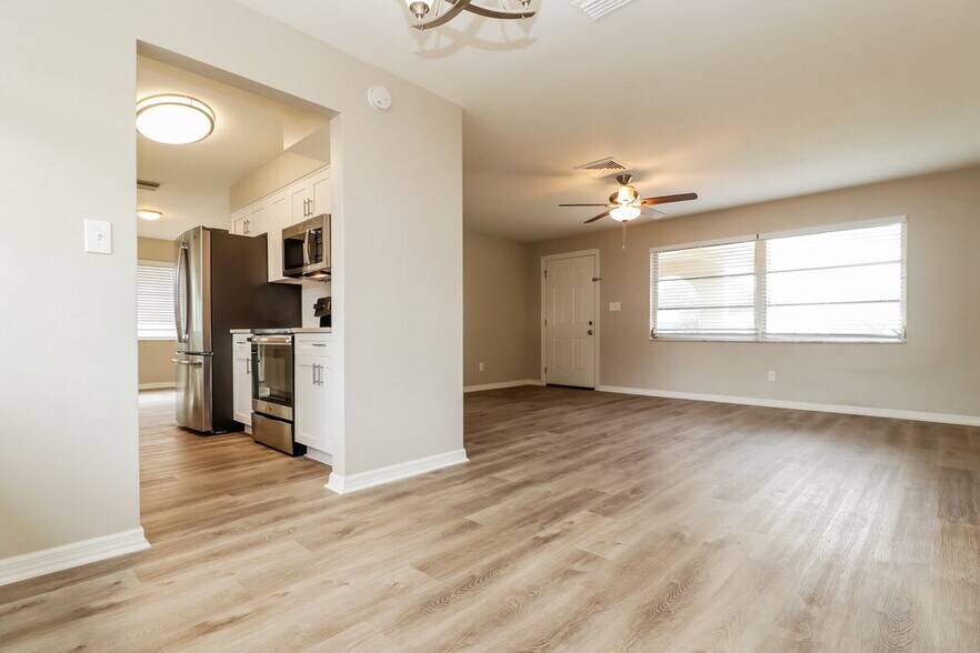 Building Photo - 2319 Surrey Ln