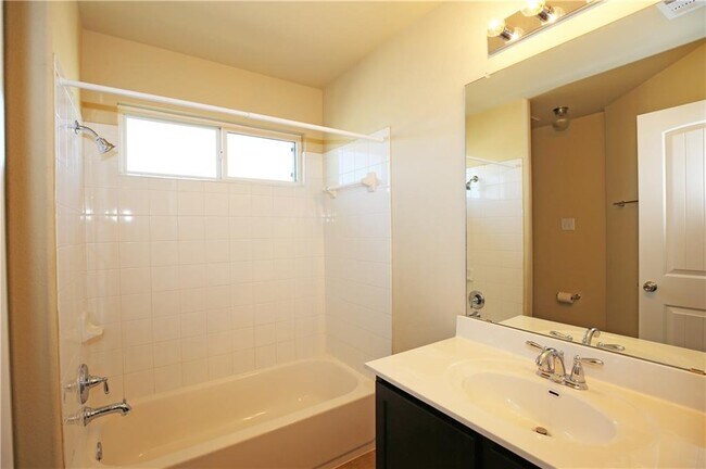 Building Photo - 903 Alamo Plaza Dr