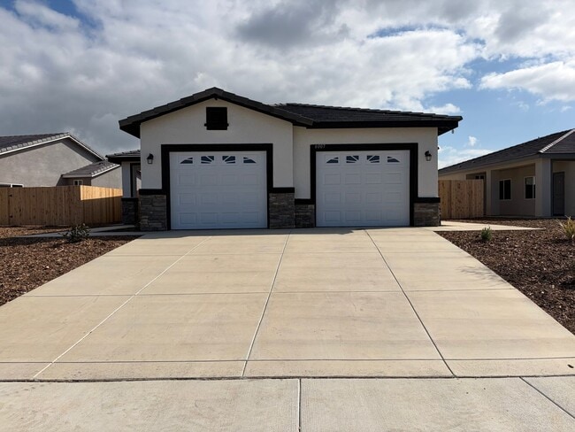 Building Photo - 6007 Cougar Trl