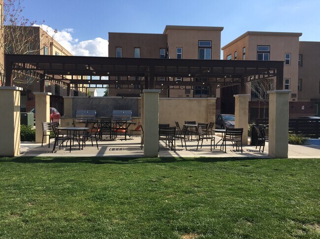 Building Photo - 422 W Route 66