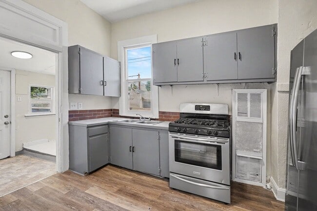 Building Photo - Charming 2 Bed / 1 Bath Duplex with Private Yard & Off-Street Parking