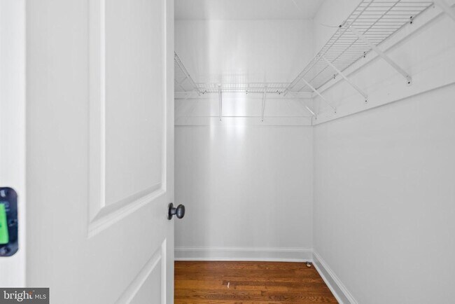 Building Photo - 906 S Washington St