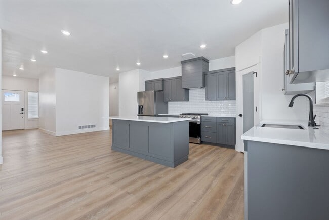 Building Photo - DARLING twin home located in Sugar City, Idaho 3 Bed 2 full baths with fully fenced yard and XL 2...