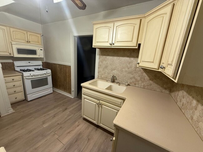 Building Photo - 3bd Single Lee/Harvard Section 8