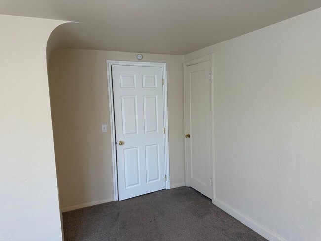 Building Photo - Large 4 bedroom 2 bath house in a great ne...