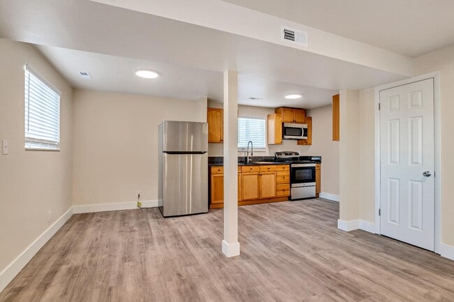 Building Photo - 817 W Heather Ln