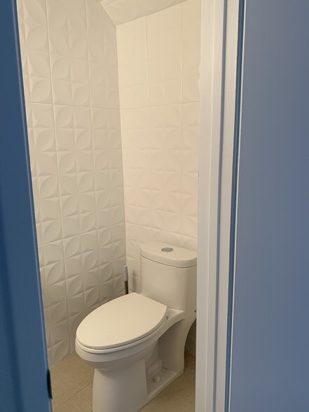 Powder room - 8020 Braesmain Dr