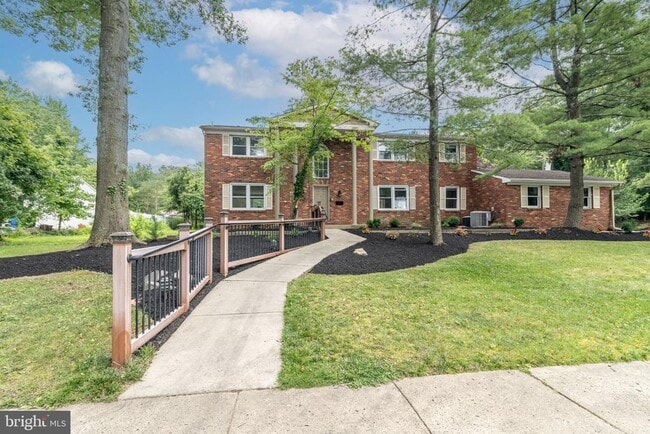 Building Photo - 1800 Lark Ln