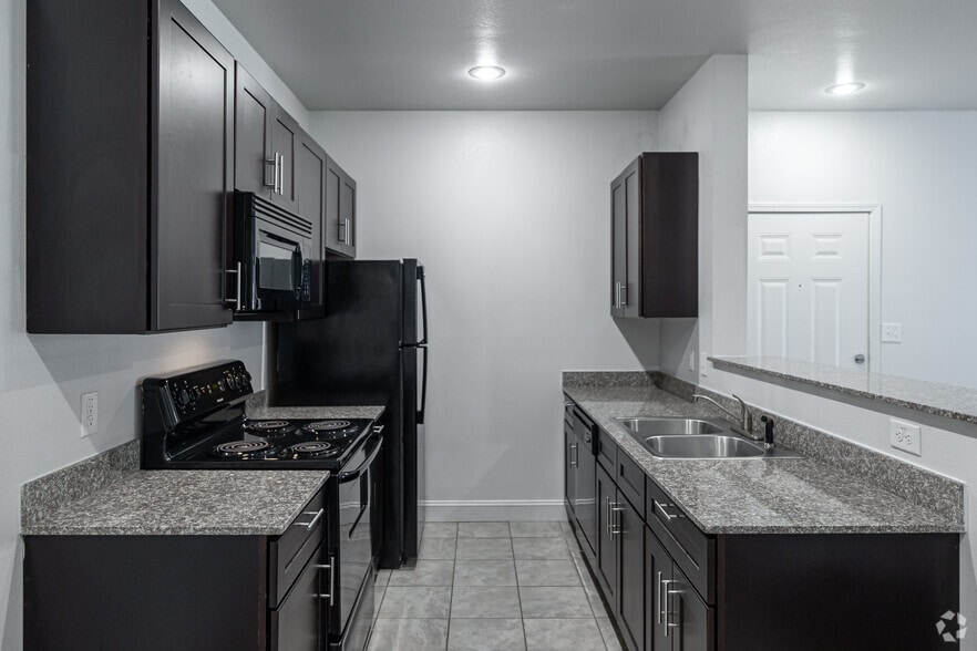 1BR, 1BA - 698SF - Kitchen - White Oak Apartments