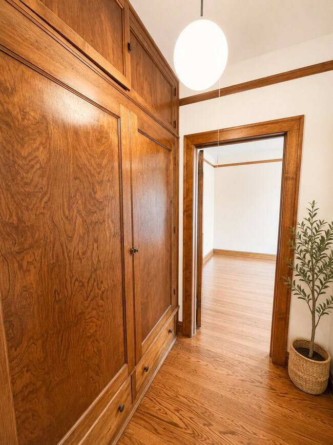 Building Photo - 5447 S E View Park