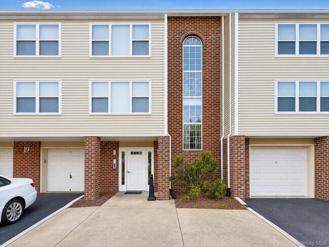 Building Photo - 32 Deer Ct Dr