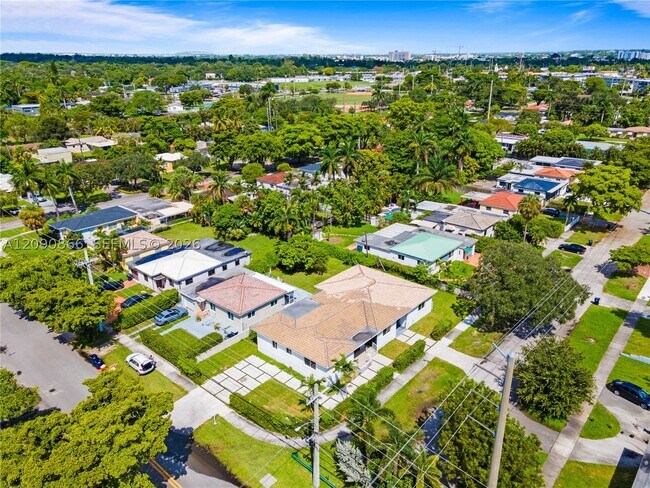 Building Photo - 580 Lee Dr