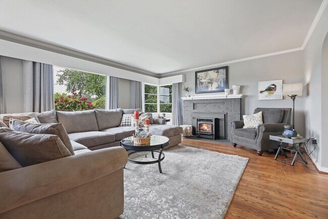 Building Photo - Snohomish Timeless Classic Rental Home