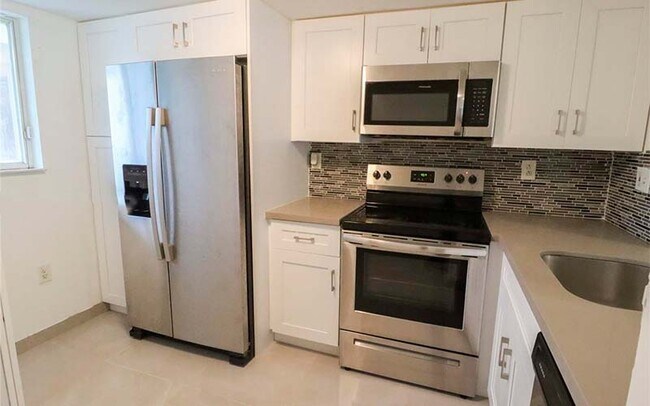 Building Photo - 14010 NE 3rd Ct