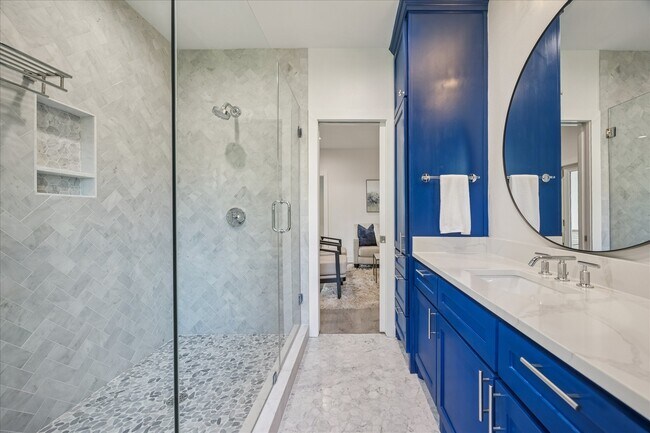 Building Photo - 515 E 9th St