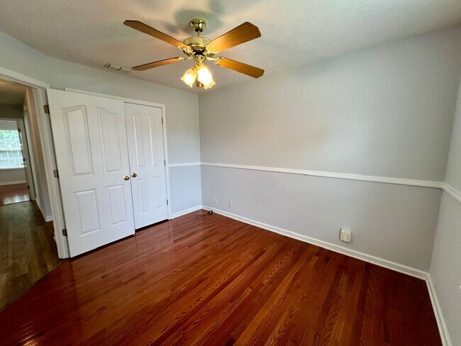 Building Photo - 3 bed, 2 Bath, Garage + Screened Back Porch, Near Cason Ln