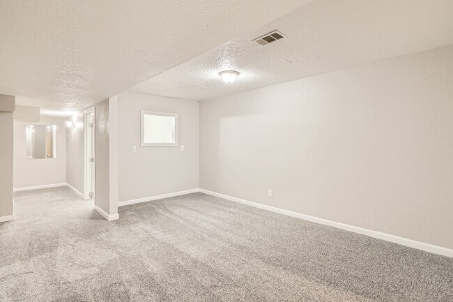Building Photo - 2520 S Raleigh St