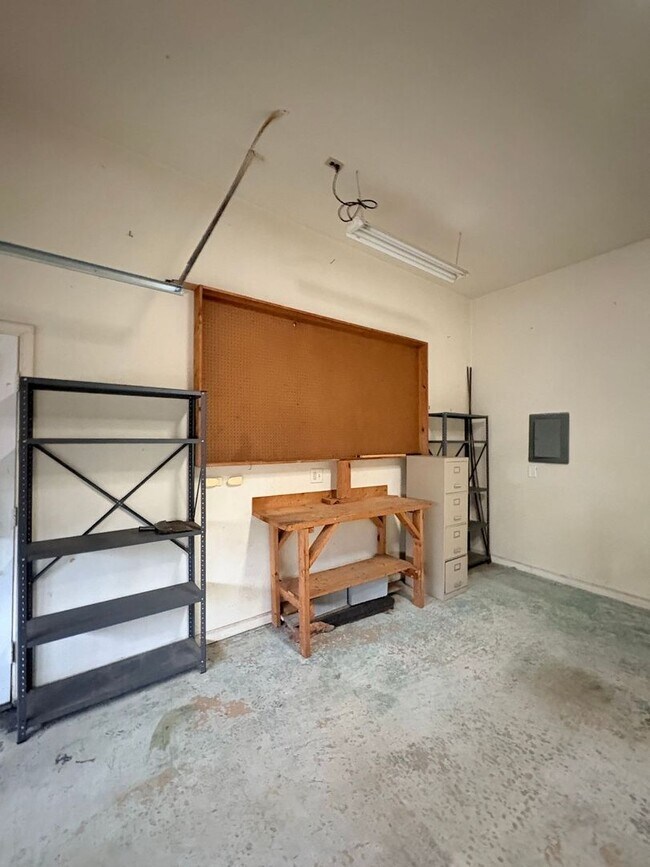 Building Photo - 3 BED / 2 BATH SINGLE FAMILY