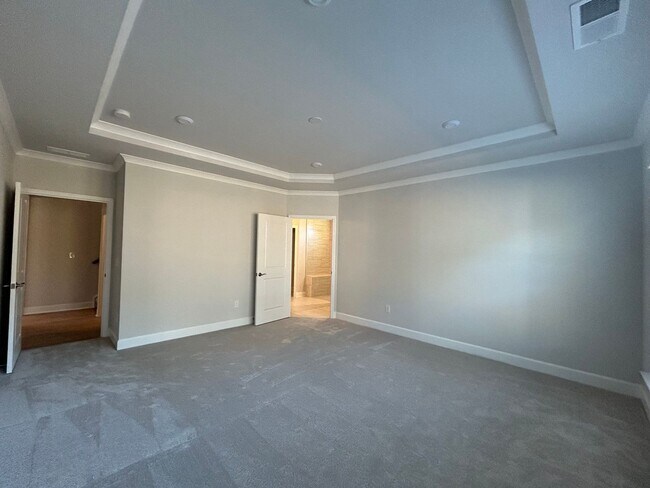 Building Photo - 450 Bandon Wy