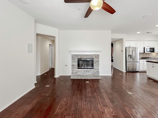 Building Photo - MUST SEE! Beautiful 3 bedroom + Loft + Office Space (or convert to 4th bedroom) + Large Backyard ...