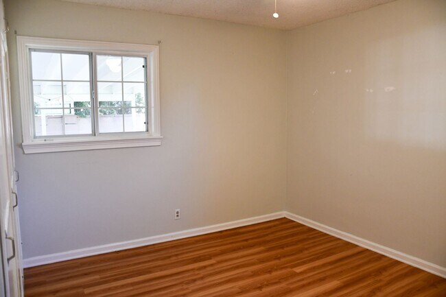 Building Photo - 1210 E Oakmont Ave