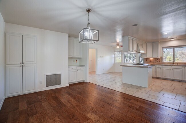 Building Photo - Extra spacious 3 bed 2 bath home in Kingsw...