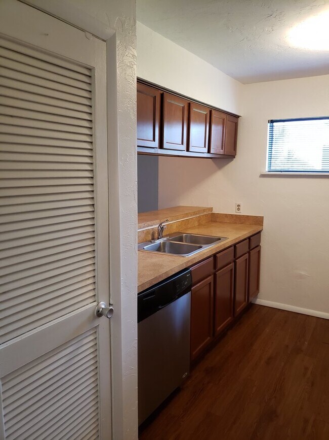 Building Photo - 2 Bedroom 2.5 Bath Townhouse with covered parking