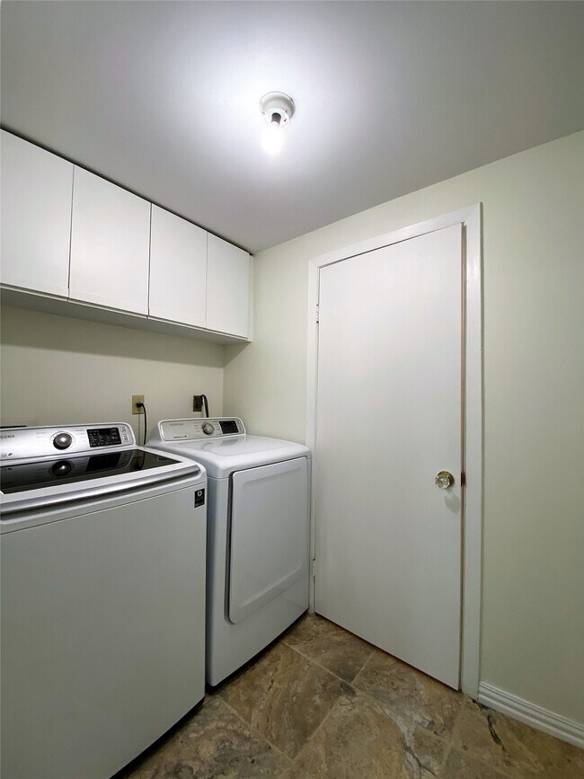 Building Photo - 49 Briar Hollow Ln